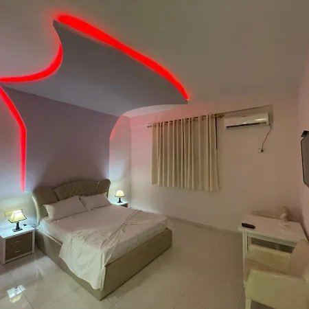 מלון Hotel Gjyshi 3*