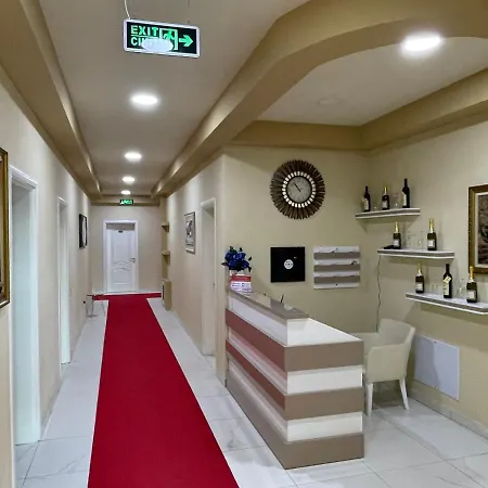 מלון Hotel Gjyshi